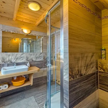 W Bialce Z Jacuzzi W Ogrodzie Alpesi faház *